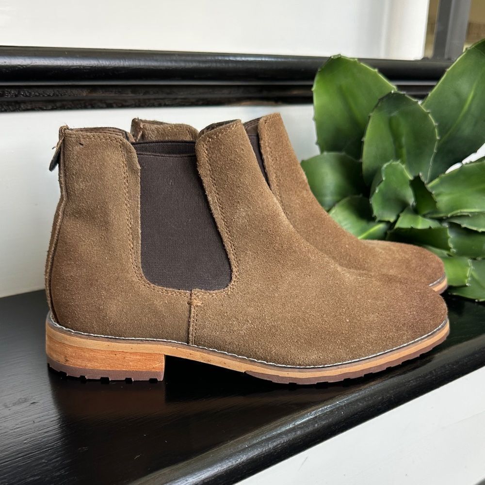 SHOE SALE!New!  Genuine Leather Chelsea Boots Brown Suede Size 7 gift